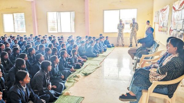  स्वामी आत्मानंद स्कूल में पुलिस का जागरूकता कार्यक्रम