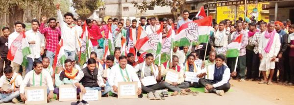 सडक़ पर उतरे पूर्व विधायक संतराम नेताम