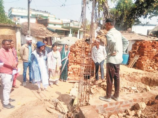 जिपं सीईओ ने किया लंबित व निर्माणाधीन आवासों का निरीक्षण