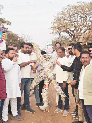 गांधी पुण्यतिथि पर शराब दुकान खोलने का विरोध, कांग्रेस ने फूं का पुतला