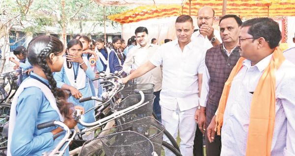 सिंगारपुर व भाटापारा में सरस्वती साइकिल वितरण