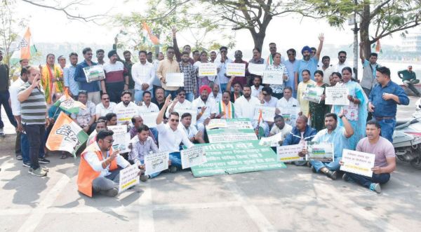 तेलीबांधा पार्किंग के खिलाफ कांग्रेस का धरना