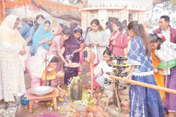 माघ पूर्णिमा पर त्रिवेणी संगम में उमड़े श्रद्धालु, राजिम कुंभ कल्प मेला शुरू