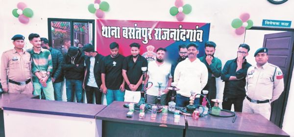 होटल गोल्डन में पुलिस की दबिश, 11 गिरफ्तार  हुक्का पिलाने के मामले में कार्रवाई