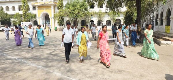 कड़ी जांच के बाद शिक्षक बनने अभ्यर्थियों ने दी परीक्षा