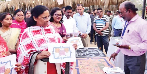 मोर सुआद दीदी की रसोई में चित्रकला प्रदर्शनी व विक्रय का शुभारंभ