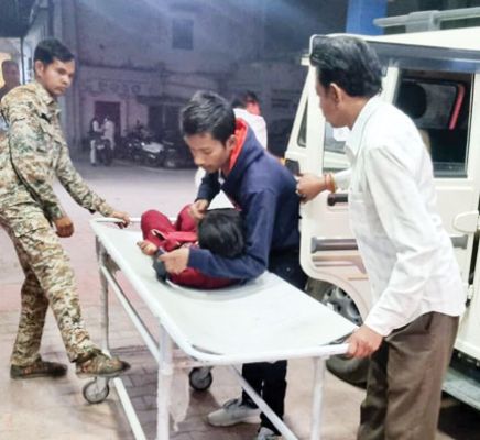 यात्री बस ने बाइक को मारी ठोकर, बाप-बेटे की मौत, 2 जख्मी