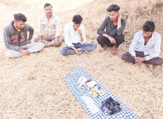 खेत में जुआ खेलते 5 जुआरी गिरफ्तार