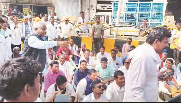 किसानों का तहसील दफ्तर के बाहर धरना, धान खरीदी की मांग