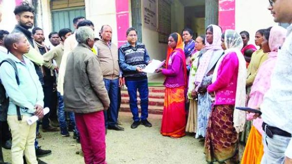एसटी भूमि में फर्जीवाड़े का आरोप, ग्रामीणों ने एसडीओ को सौंपा ज्ञापन
