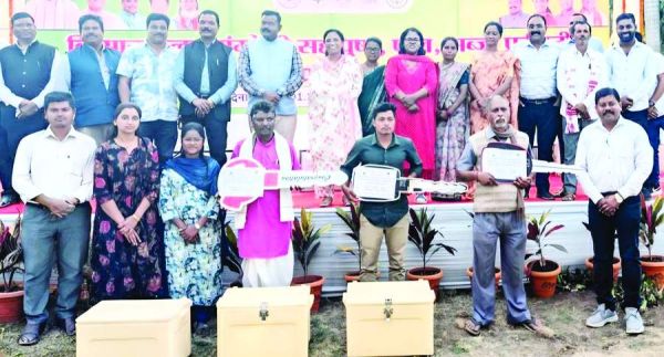  मछली विक्रेताओं को मिली बाइक सह आइस बॉक्स