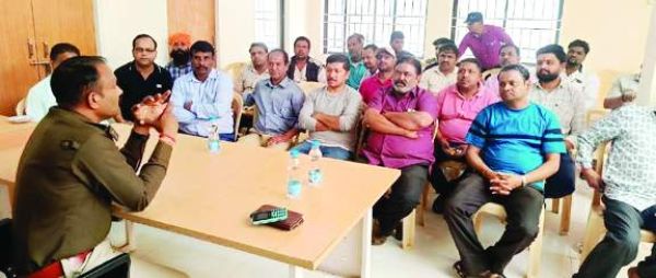 नए थाना प्रभारी की कारोबारियों संग बैठक