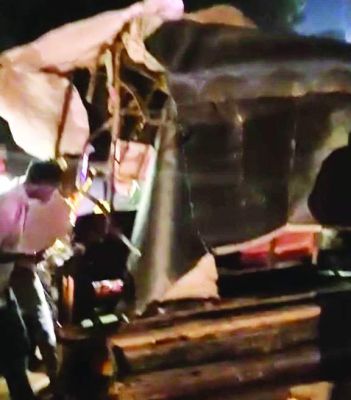 खड़े ट्रक से टकराई सवारियों से भरी ऑटो, कई जख्मी