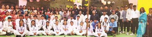 12वीं के विद्यार्थियों का विदाई समारोह, नम आंखों से कहा अलविदा