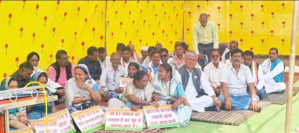 दुकान निर्माण का विरोध, कांग्रेसियों का धरना-प्रदर्शन