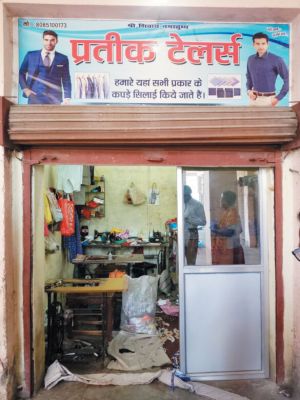 ताला तोडक़र हजारों का सामान पार, चोरों ने दुकान में लगाई आग