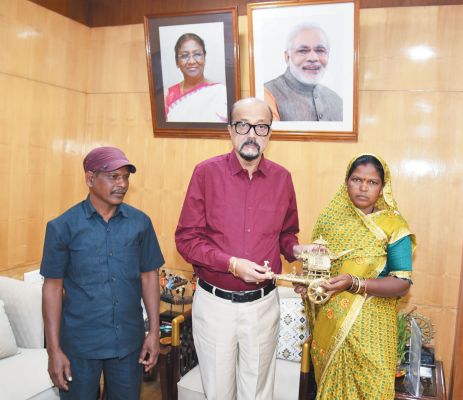 राज्यपाल से राष्ट्रपति पुरस्कार प्राप्त ढोकरा शिल्प कलाकारों ने की भेंट