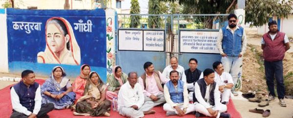 कस्तूरबा छात्रावास मामले पर सियासी घमासान, बच्चियों से मिलने पर रोक से भडक़ा आक्रोश