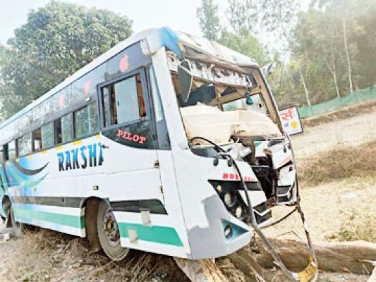 तीर्थयात्रियों से भरी बस को ट्रक ने मारी टक्कर, एक महिला की मौत, आधा दर्जन से अधिक जख्मी