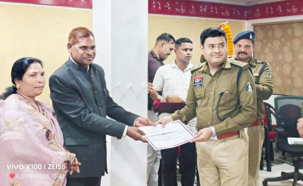 कमिश्नर के हाथों  सेवानिवृत पुलिस अधिकारी सम्मानित