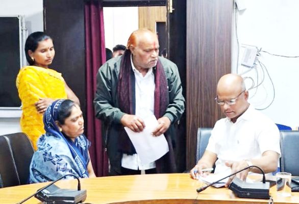 अपर कलेक्टर ने जन चौपाल   में सुनीं समस्याएं