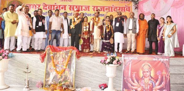 सामूहिक विवाह में समाज बना घराती  नवविवाहित जोड़ों को दिए उपहार