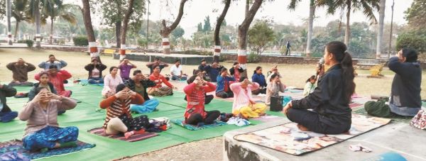 चौपाटी में योग शिविर