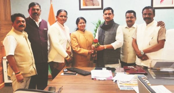 केंद्रीय मंत्री तोखन साहू से महापौर अलका बाघमार ने की दिल्ली में मुलाकात