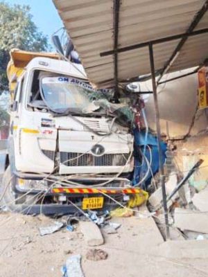 फ्लाईएश लोड वाहन ने दुकान और बिजली का खंभा क्षतिग्रस्त किया