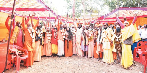 सनातन आस्था का प्रतीक धर्म ध्वज लोमष ऋषि आश्रम में फहराया