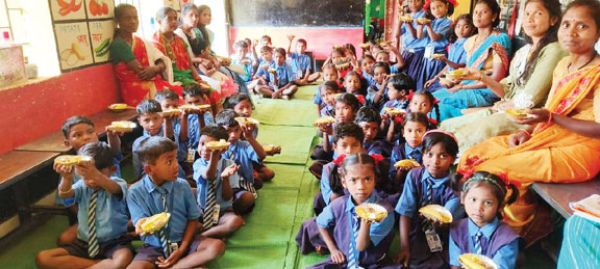 बेटे के जन्मदिन पर बुनागाँव स्कूल में कराया न्योता भोज