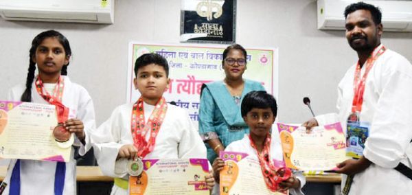 अंतरराष्ट्रीय कराटे स्पर्धा में पदक जीते, खिलाडिय़ों को कलेक्टर ने दी शुभकामनाएं