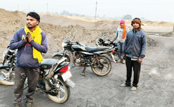  बड़ी मात्रा में चोरी का कोयला जब्त, आरोपी फरार