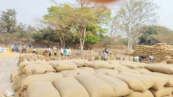 दो दिन और होगी धान खरीदी, समितियों में बढ़ी किसानों की भीड़
