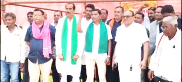 धान बेचने से वंचित किसान कलेक्टोरेट  घेरने निकले, पुलिस ने रोका, वापस लौटे