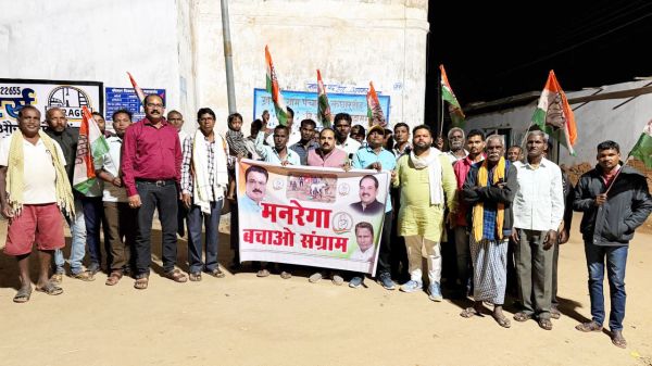 मनरेगा बचाओ संग्राम: ग्रामीणों के बीच कांग्रेसी