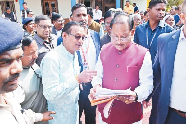 सीएम ने जनदर्शन में आमजनों से किया सीधा संवाद