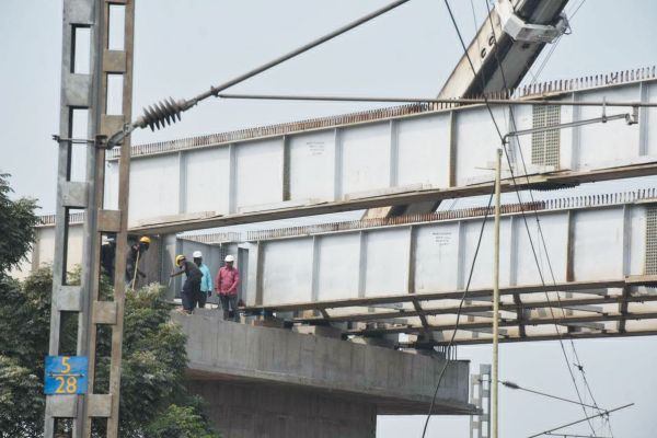 कचना ओवर ब्रिज पर गर्डर लगे, जल्द शुरू होगी आवाजाही