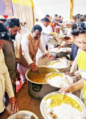 राजिम कुंभ मेला : विधायक ने परोसी प्रसादी