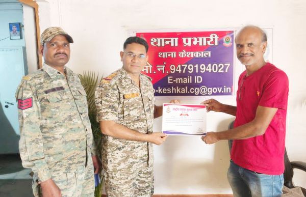 राष्ट्रीय सडक़ सुरक्षा माह: रमेश तातेड़ बने सडक़ सुरक्षा मितान, कोण्डागांव पुलिस ने किया सम्मानित