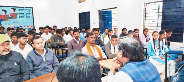 कलेक्टर ने विद्यार्थियों से की प्रतिस्पर्धी परीक्षाओं पर चर्चा, बेहतर परिणाम के दिए मंत्र