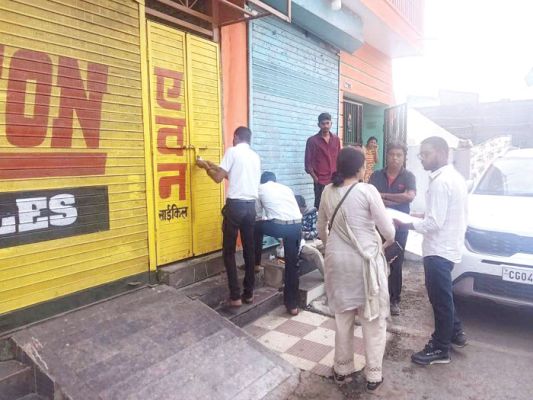 बकाया कर वसूलने निगम ने दुकानों में अपना ताला लगाया