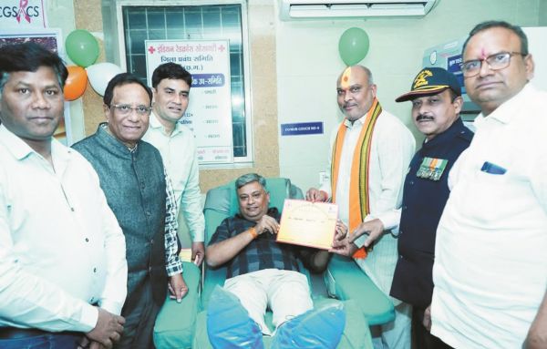 बेटी के जन्मदिन पर ब्लड बैंक में विशाल रक्तदान शिविर