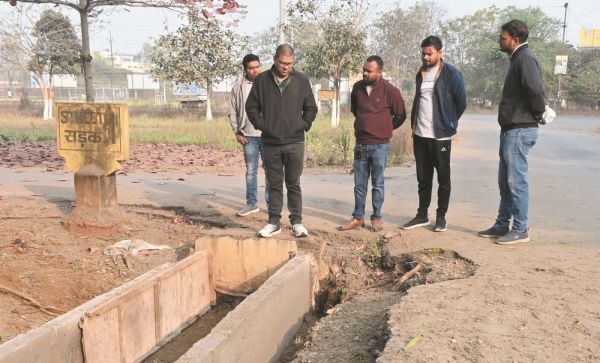 आयुक्त ने निर्माणाधीन नाली का किया निरीक्षण