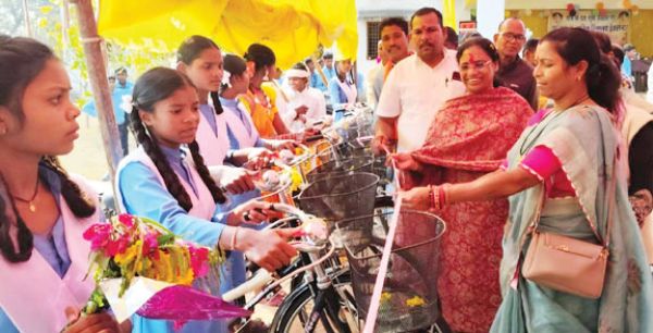 छात्राओं को मिली साइकिल,  विधायक ने पुलिया निर्माण का किया भूमिपूजन