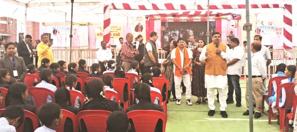 परीक्षा पर चर्चा कार्यक्रम सुनने मंत्री पहुंचे स्कूल