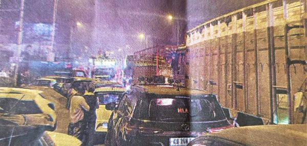 बिना पार्किंग का मैरिज पैलेस, दो घंटे तक ट्रैफिक जाम, एंबुलेंस भी फंसी