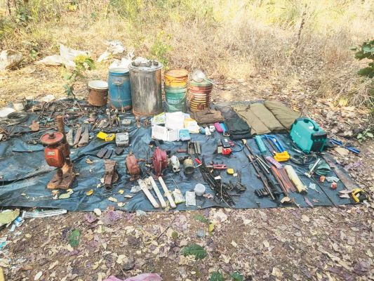 गरियाबंद-ओडिशा सीमा पर नक्सलियों के छिपाए हथियारों का जखीरा बरामद