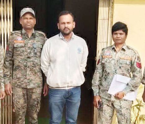 पत्नी से मारपीट, थाना परिसर में भी नहीं रुका डिप्टी मैनेजर, गिरफ्तार