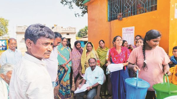 नगर को स्वच्छ व सुंदर बनाने बांटा जा रहा नीला व हरा डस्टबीन